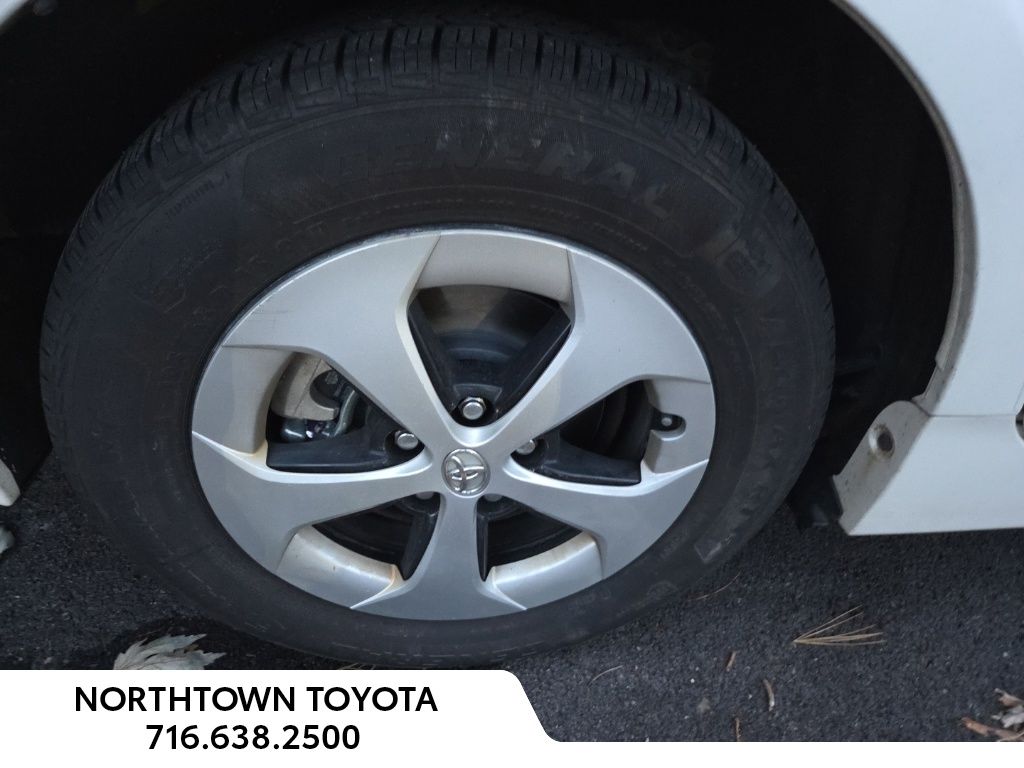 2014 Toyota Prius Four photo 2