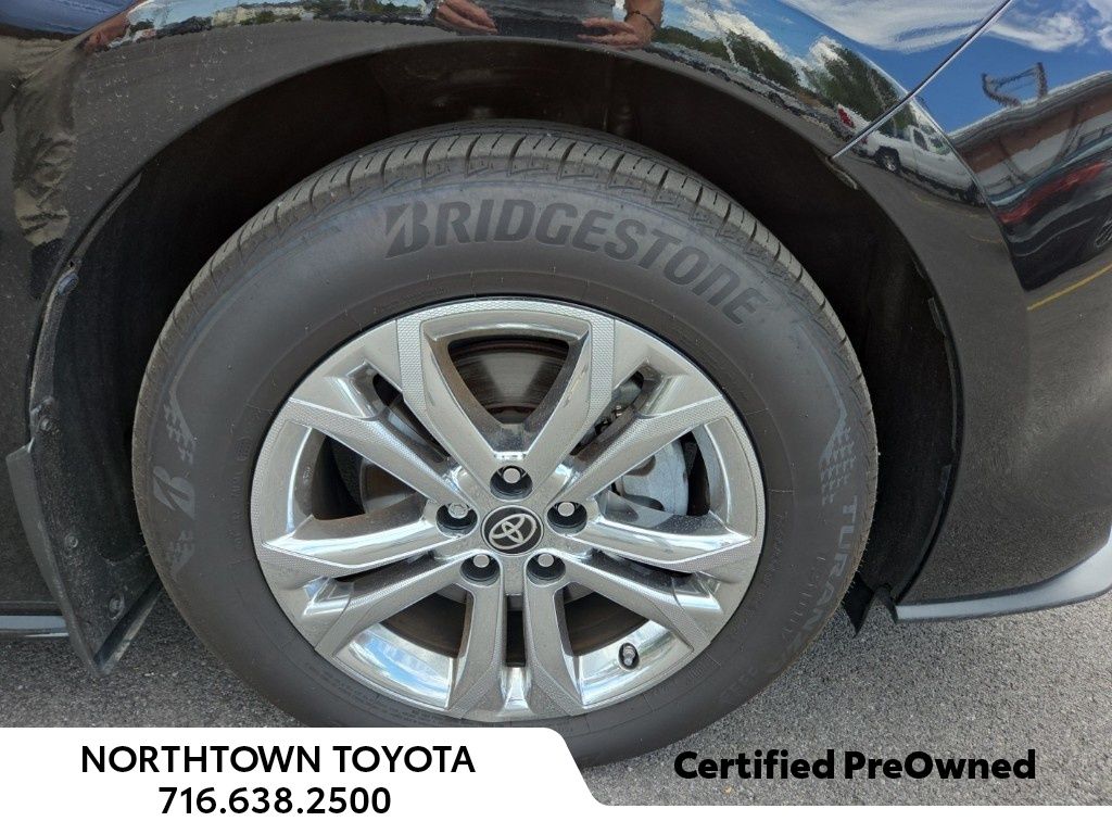 2022 Toyota Sienna Platinum photo 2