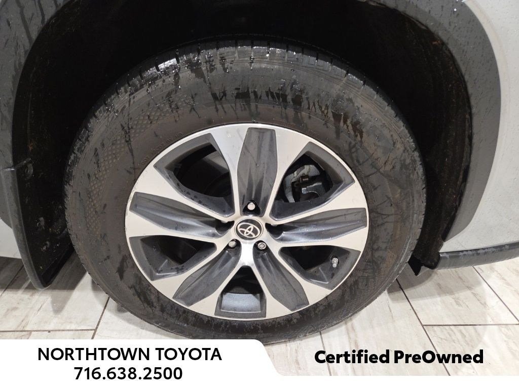 2022 Toyota Highlander XLE photo 2