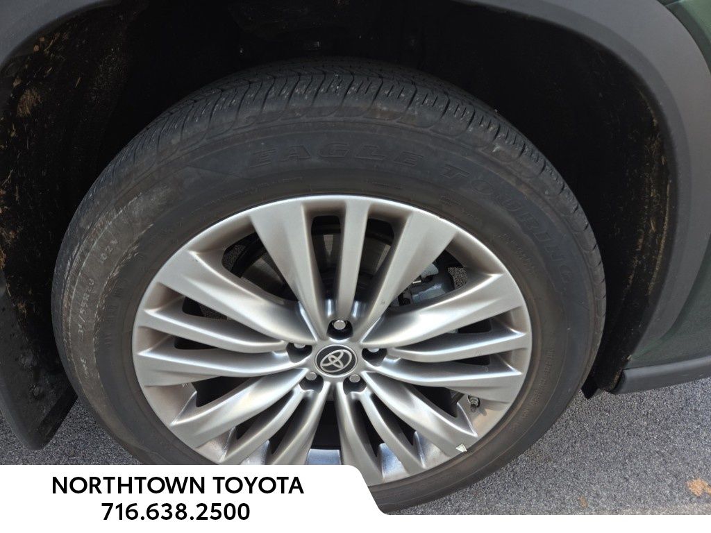 2025 Toyota Highlander Hybrid Platinum photo 2