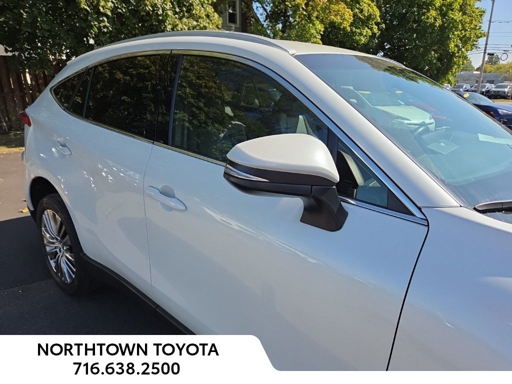2023 Toyota Venza XLE photo 3