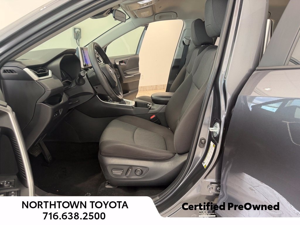 2024 Toyota RAV4 XLE - Photo 13