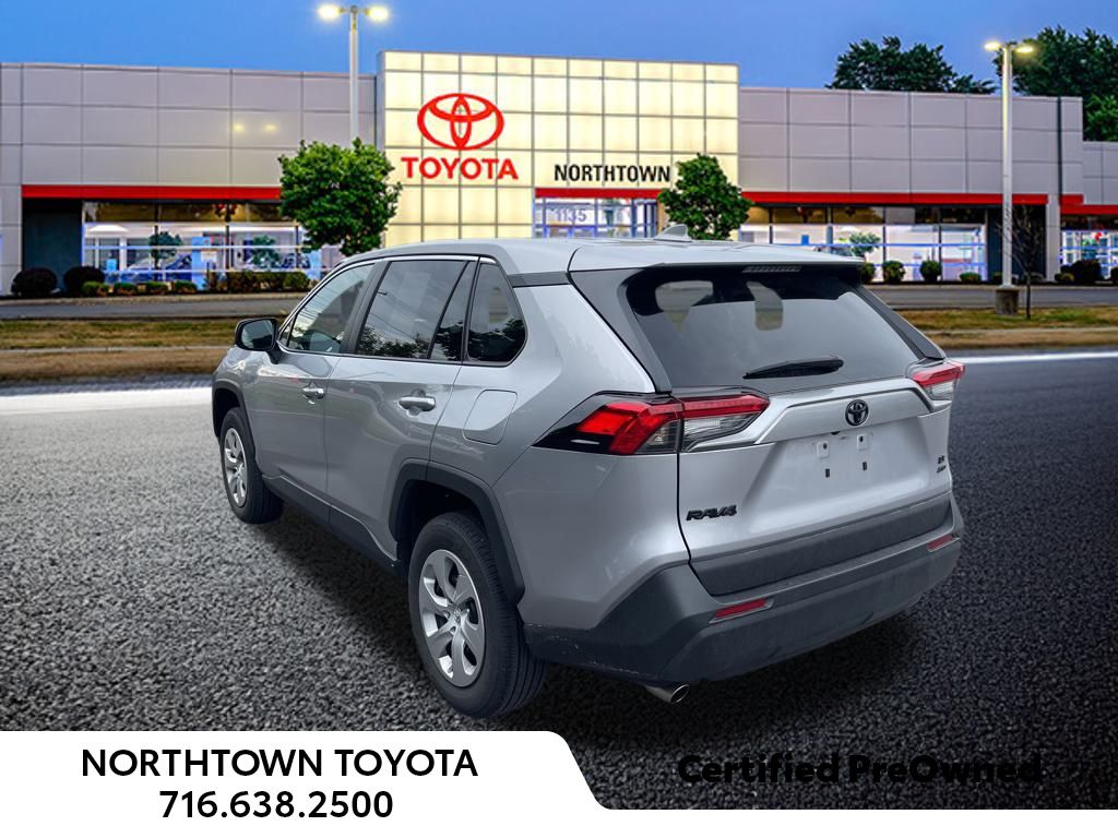 2022 Toyota RAV4 LE photo 2