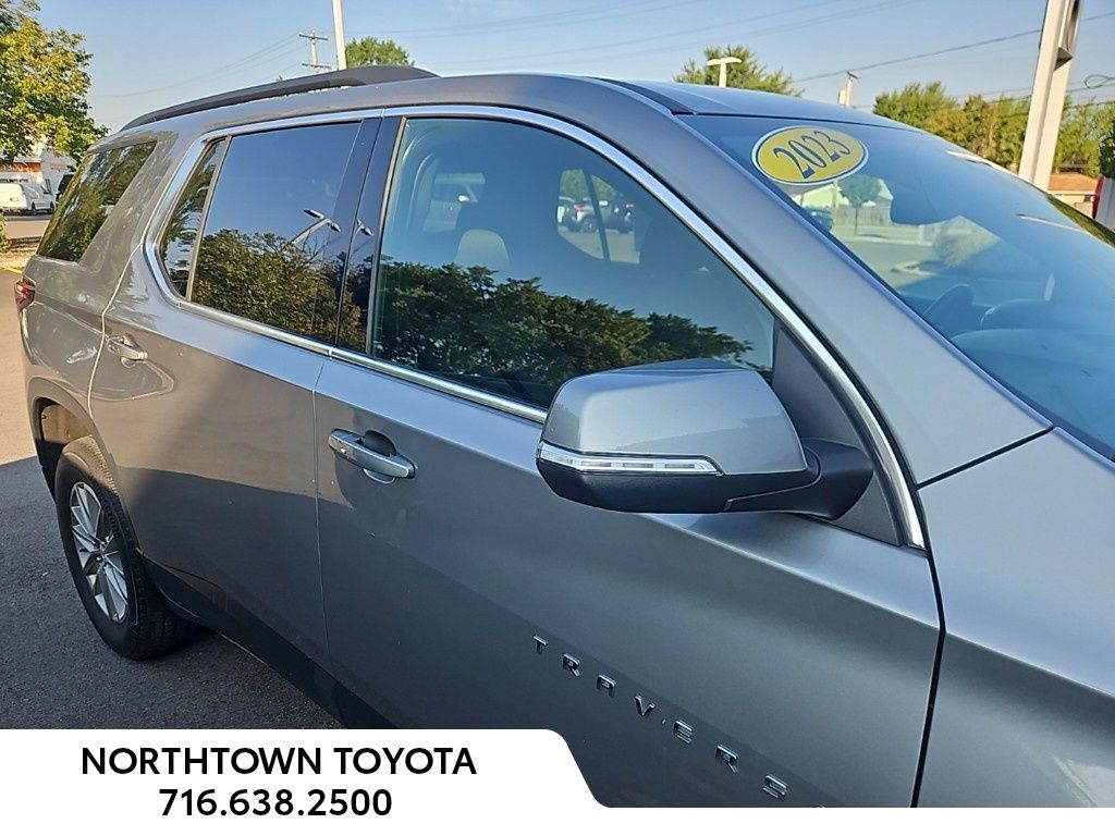 2023 Chevrolet Traverse 1LT photo 2