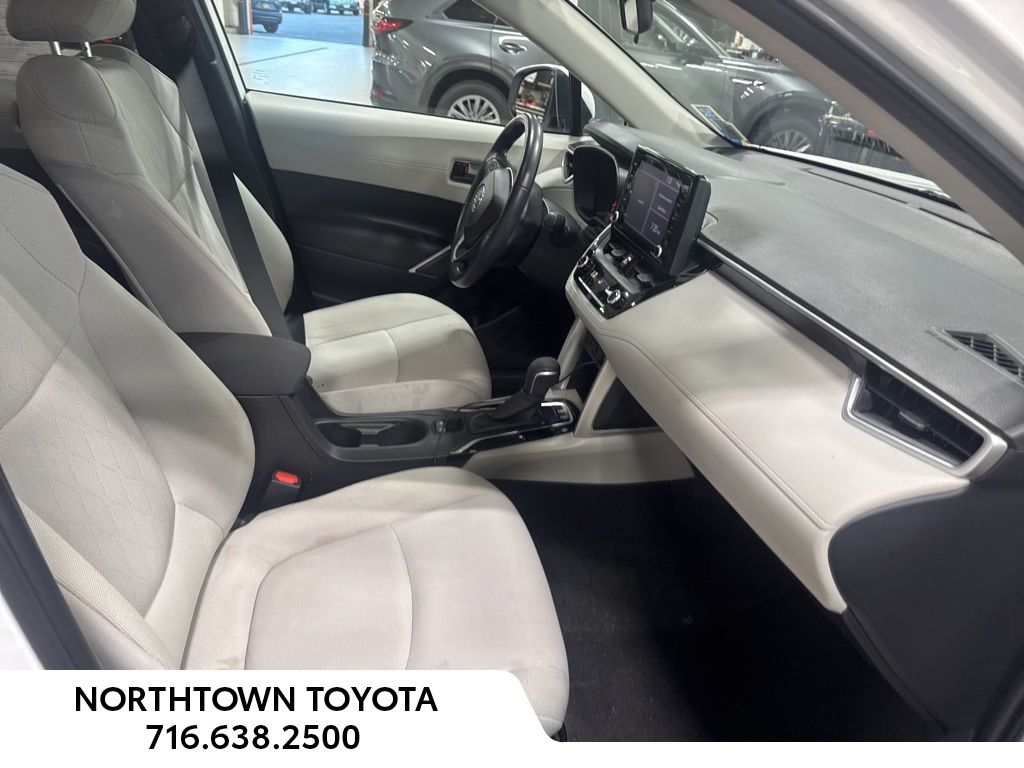 2022 Toyota Corolla Cross LE photo 2