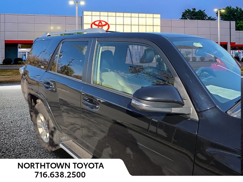 2017 Toyota 4Runner SR5 Premium photo 3