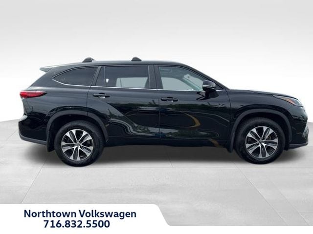 Used 2023 Toyota Highlander XLE with VIN 5TDKDRBH2PS039037 for sale in Amherst, NY