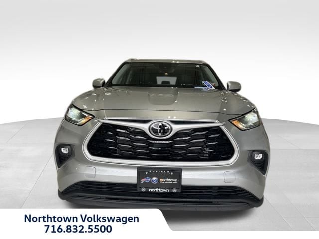 Used 2022 Toyota Highlander XLE with VIN 5TDGZRBH2NS574857 for sale in Amherst, NY