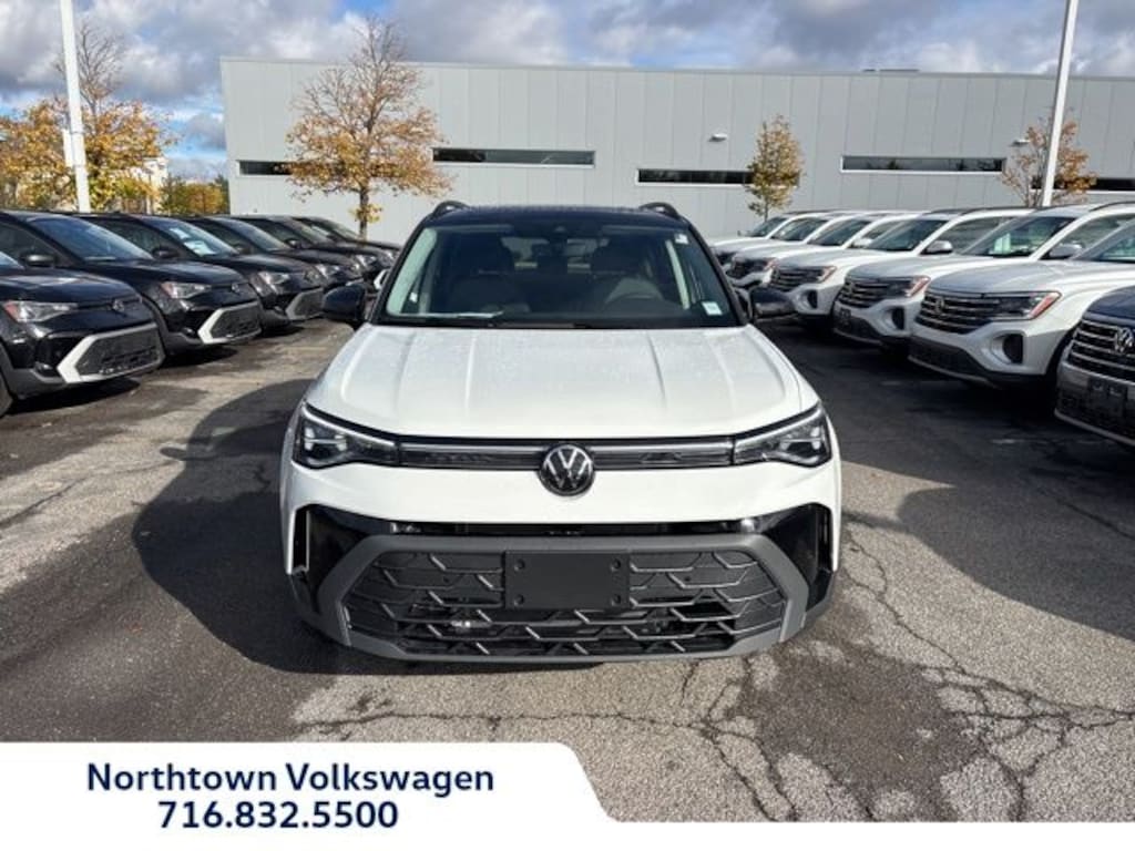 New 2025 Volkswagen Taos 1.5T SE Black SUV