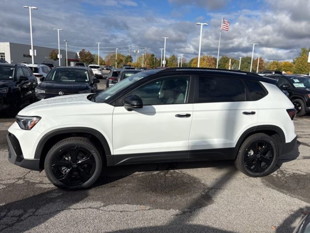 New 2025 Volkswagen Taos 1.5T SE Black SUV