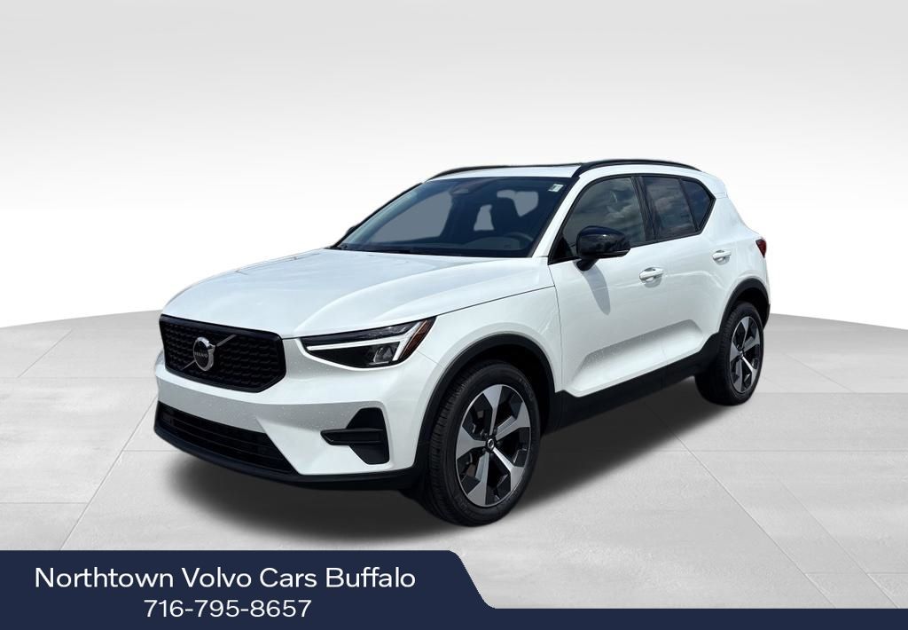 2026 Volvo XC40 B5 Core Dark AWD's photo