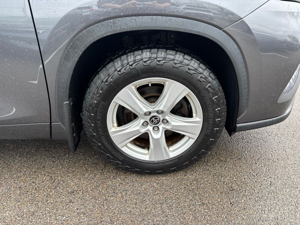 2021 Toyota Highlander LE - Photo 30