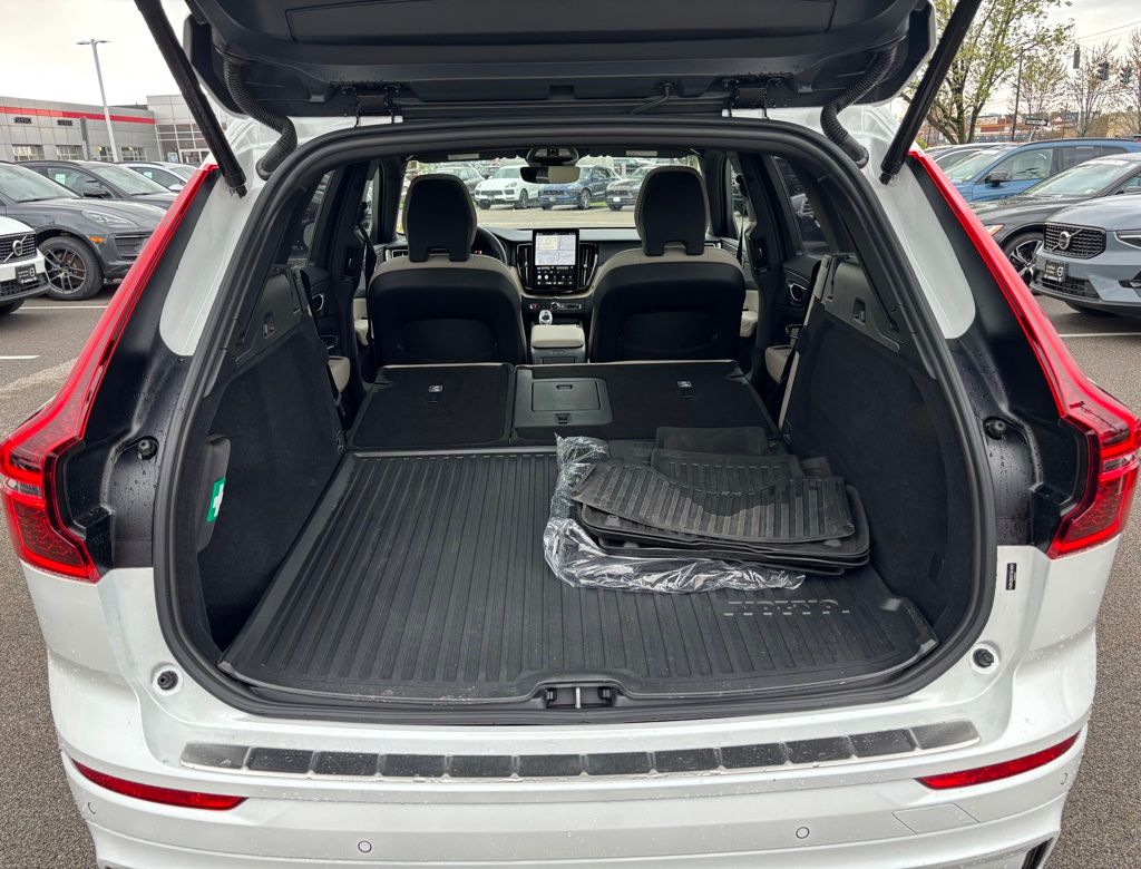 2026 Volvo XC60 Plus - Photo 28