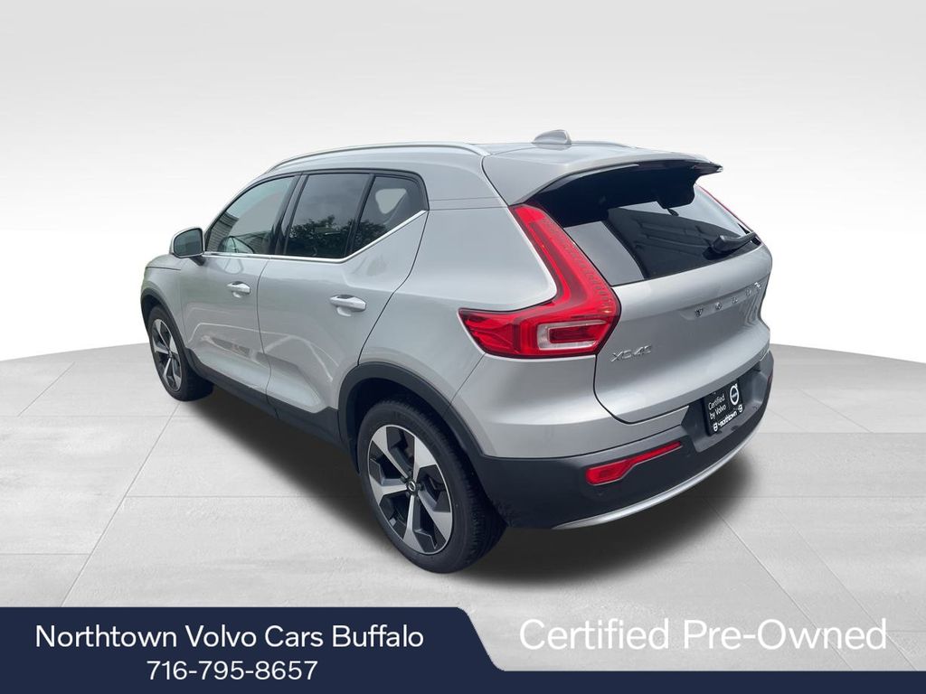 2025 Volvo XC40 Core photo 3