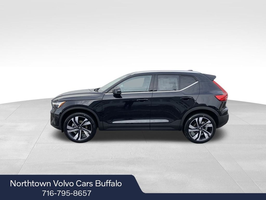 2025 Volvo XC40 photo 2