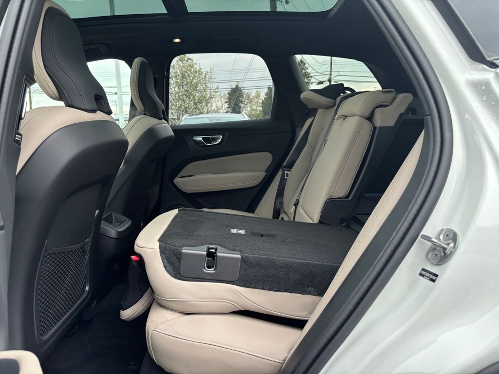 2026 Volvo XC60 Plus - Photo 22