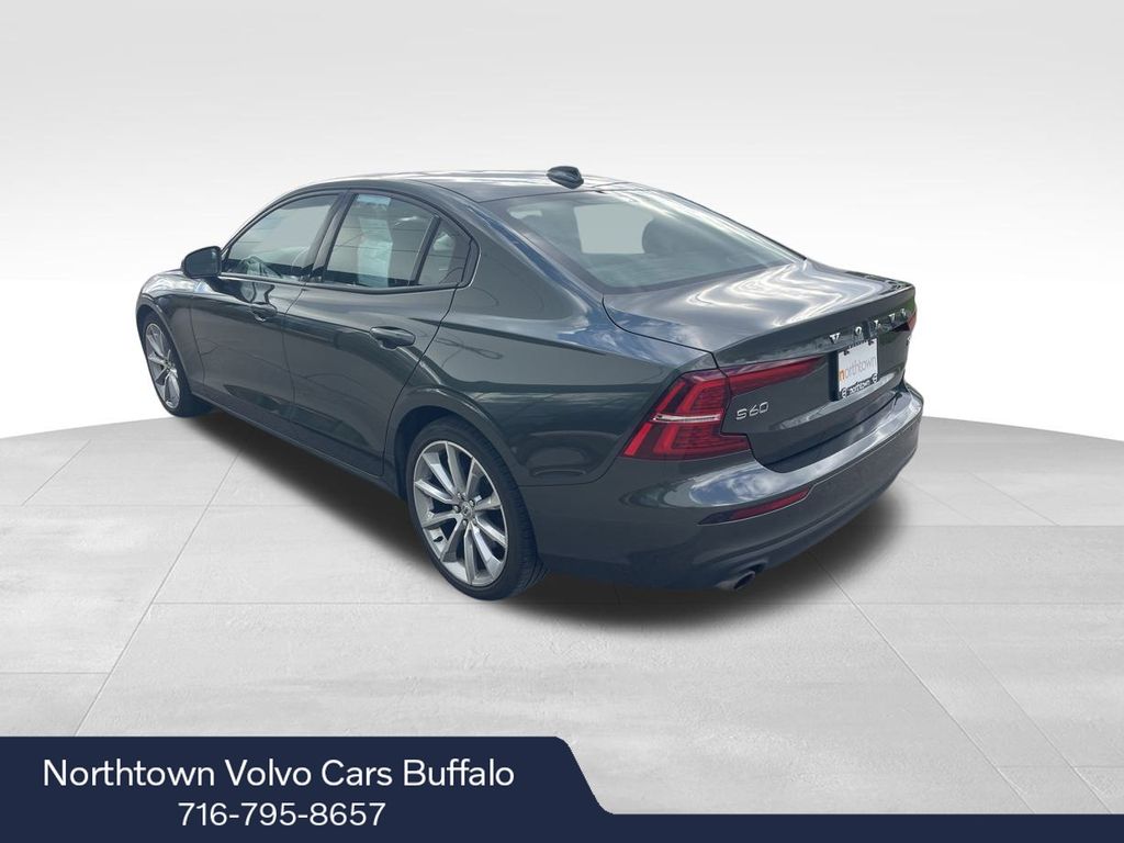 2021 Volvo S60 T6 Momentum photo 3