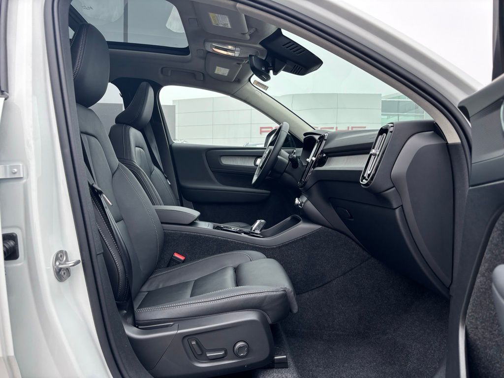 2026 Volvo XC40 Plus - Photo 17