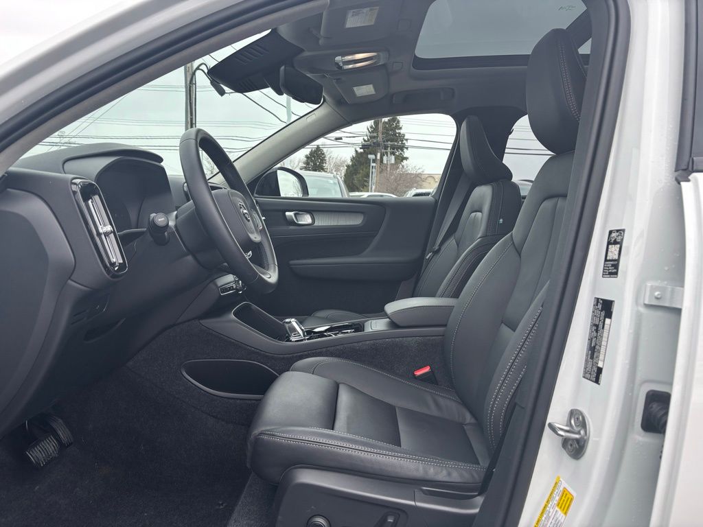 2026 Volvo XC40 Plus - Photo 18