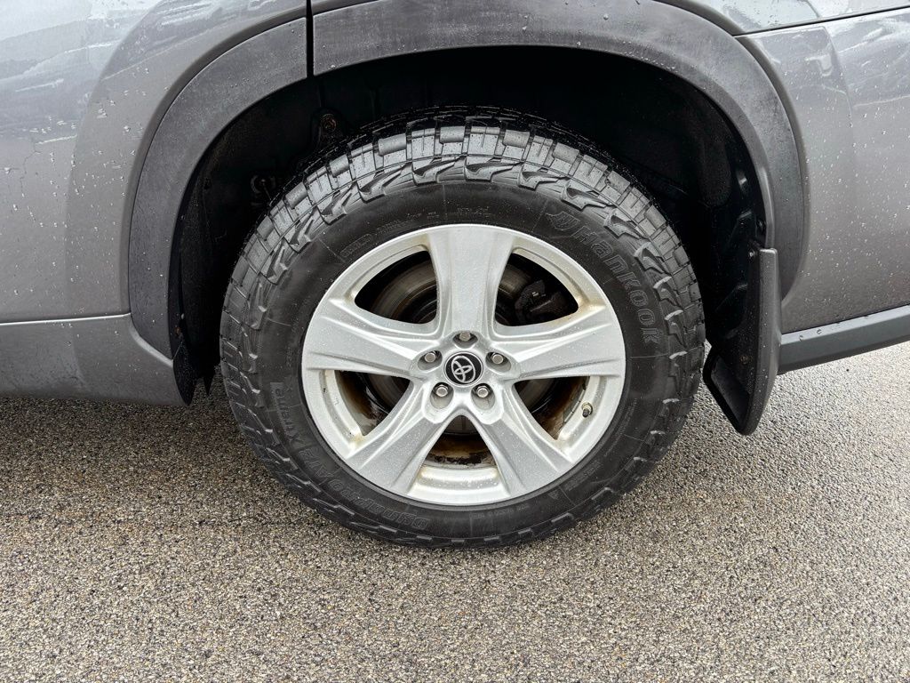 2021 Toyota Highlander LE - Photo 29