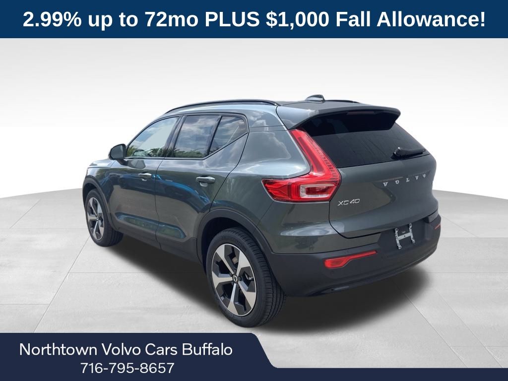 2026 Volvo XC40 Core photo 3