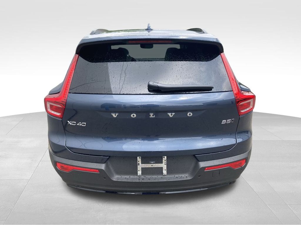 2026 Volvo XC40 photo 4