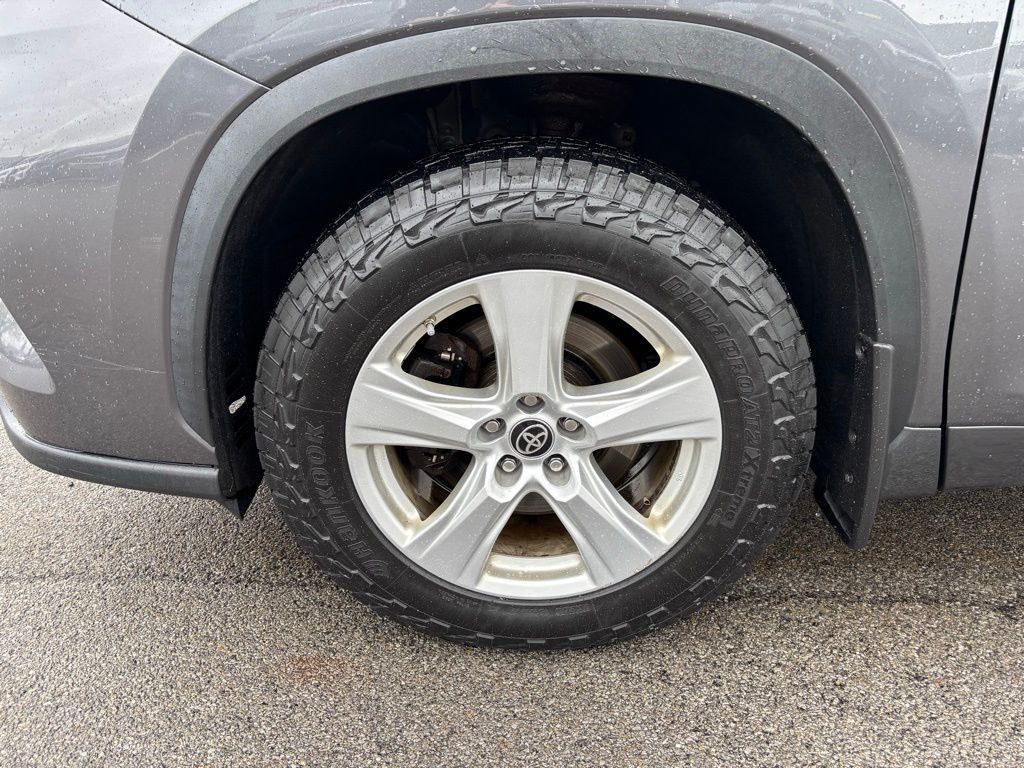 2021 Toyota Highlander LE - Photo 28