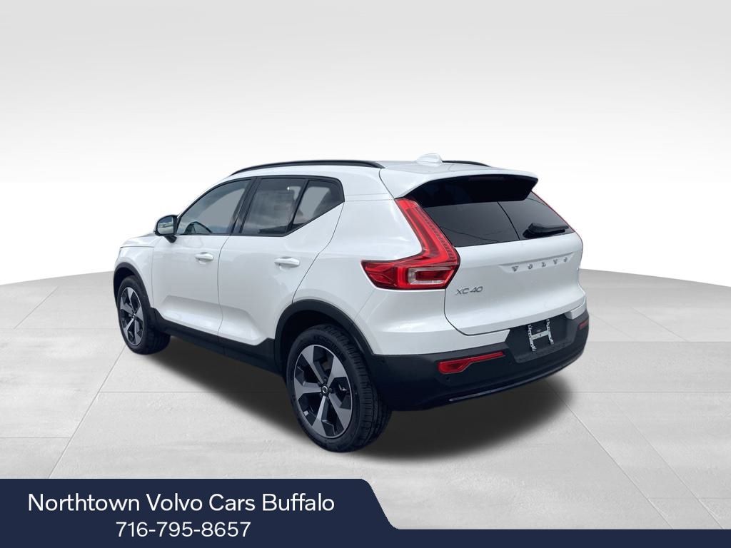 2026 Volvo XC40 Plus photo 3