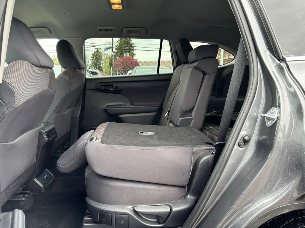2021 Toyota Highlander LE - Photo 17