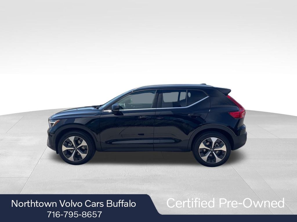 2025 Volvo XC40 Core photo 2