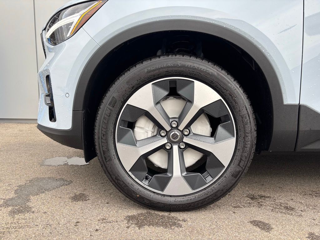 2026 Volvo XC40 Plus - Photo 9