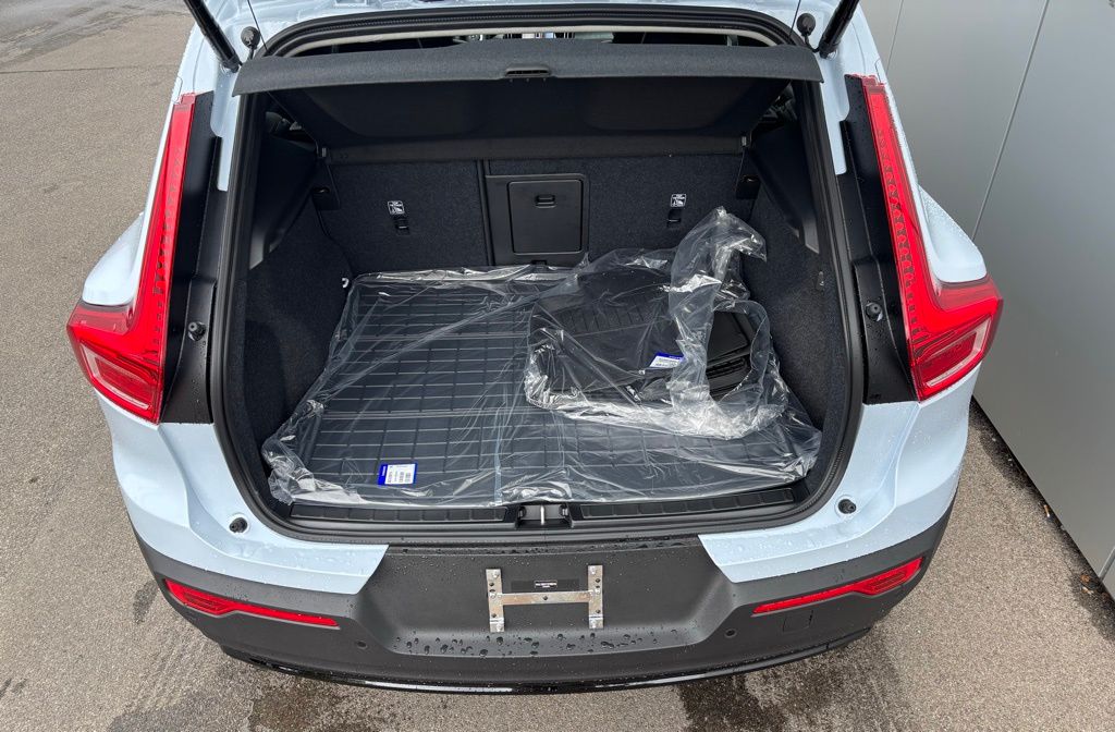 2026 Volvo XC40 Plus - Photo 17