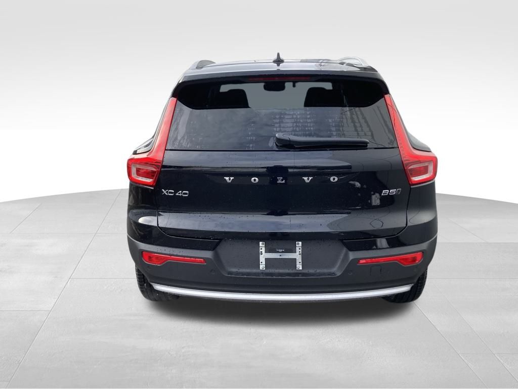 2025 Volvo XC40 photo 4