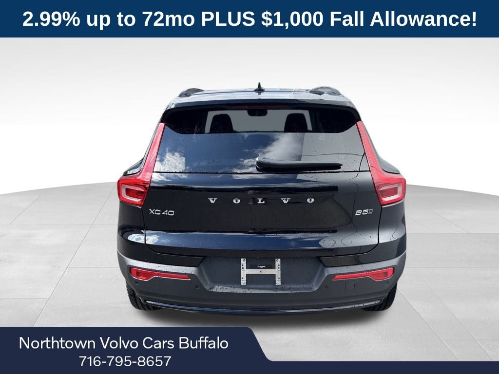 New 2026 Volvo XC40 B5 Core SUV