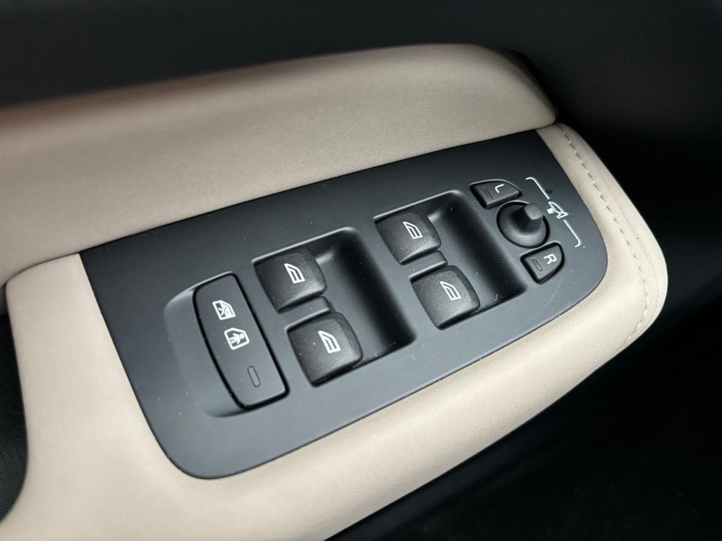2026 Volvo XC60 Plus - Photo 31