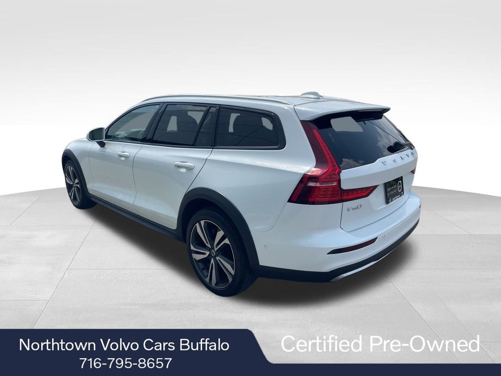 2023 Volvo V60 Cross Country B5 Plus photo 3