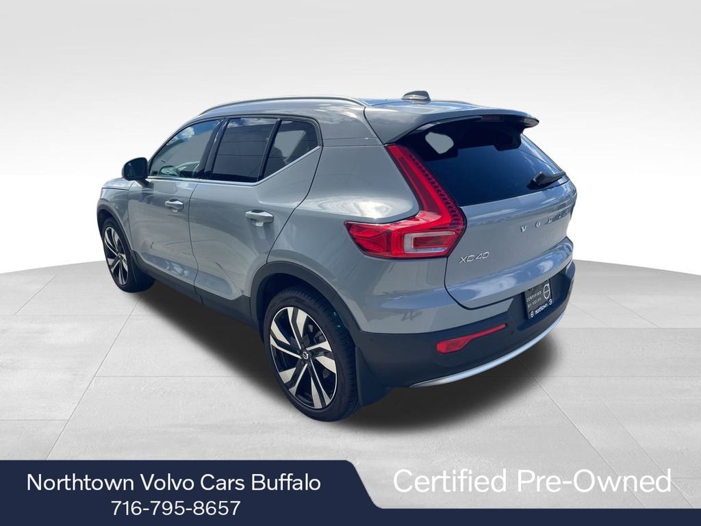 2024 Volvo XC40 Plus photo 3