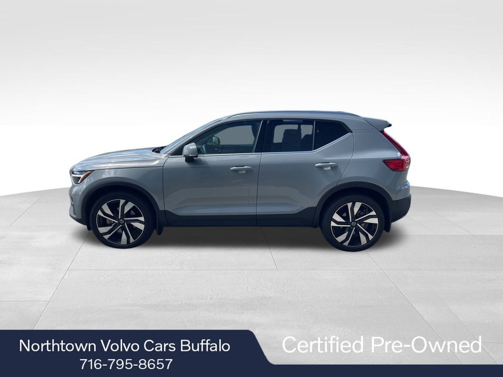 2024 Volvo XC40 Plus photo 2