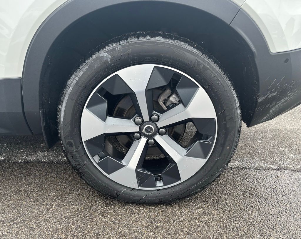 2026 Volvo XC40 Plus - Photo 32