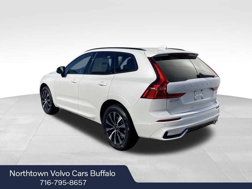 2025 Volvo XC60 B5 Core photo 3