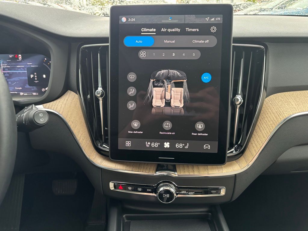 2026 Volvo XC60 Plus - Photo 13