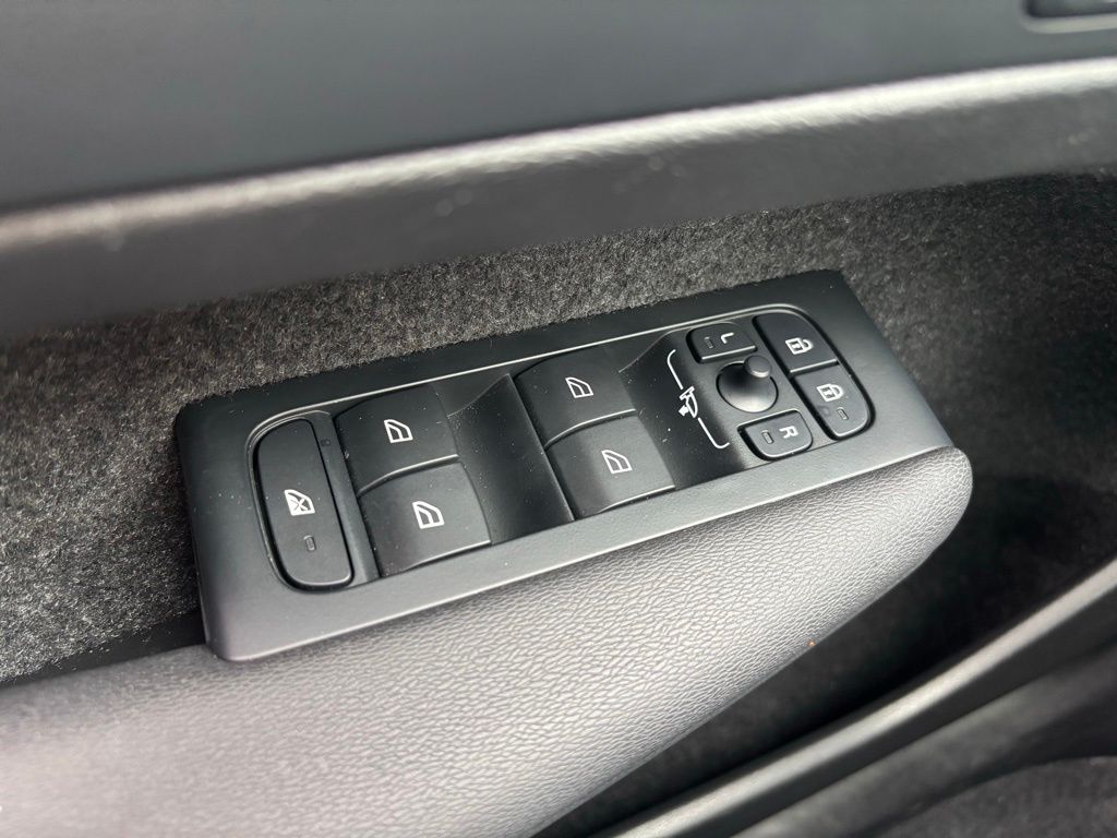 2026 Volvo XC40 Core - Photo 28
