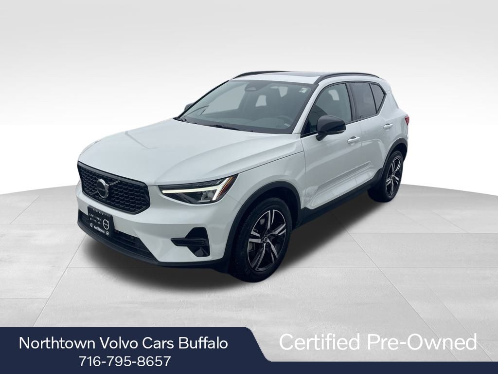 2024 Volvo XC40 Core's photo