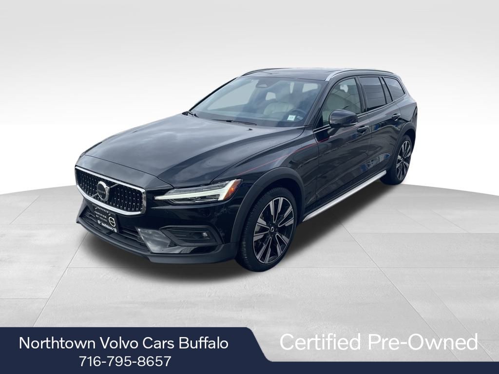 2025 Volvo V60 Cross Country Ultra's photo