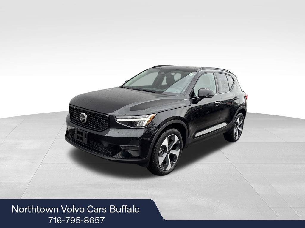2026 Volvo XC40 Core's photo