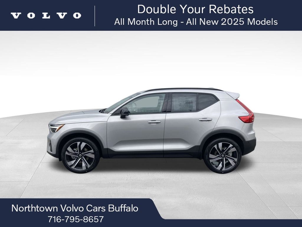 2025 Volvo XC40 photo 2
