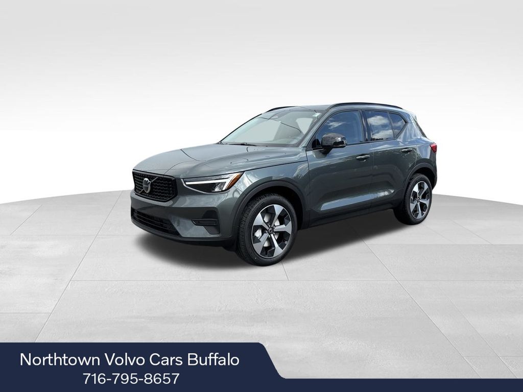 2026 Volvo XC40 Core's photo