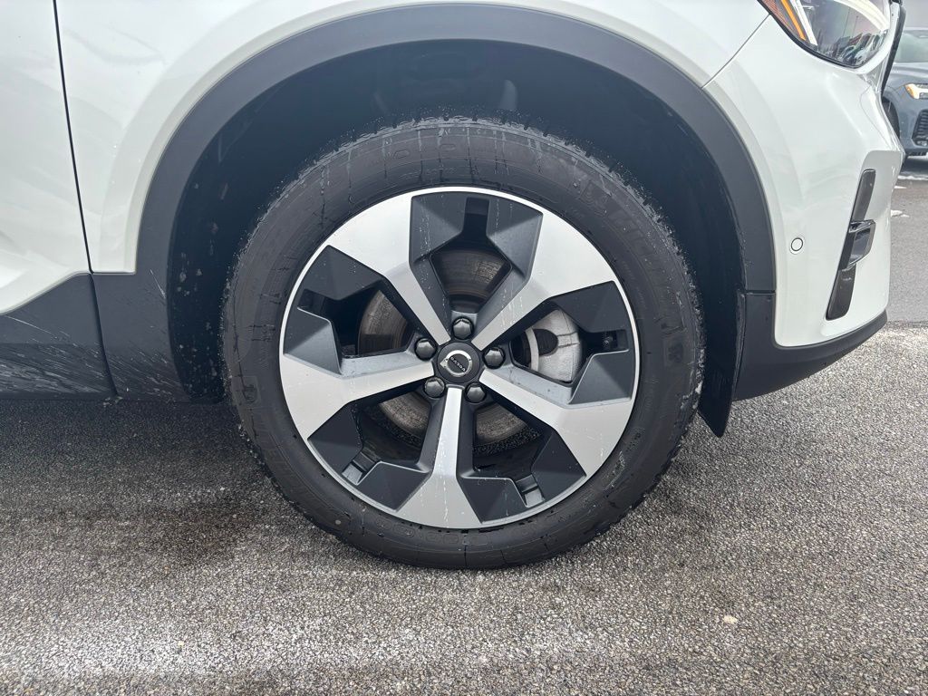 2026 Volvo XC40 Plus - Photo 33