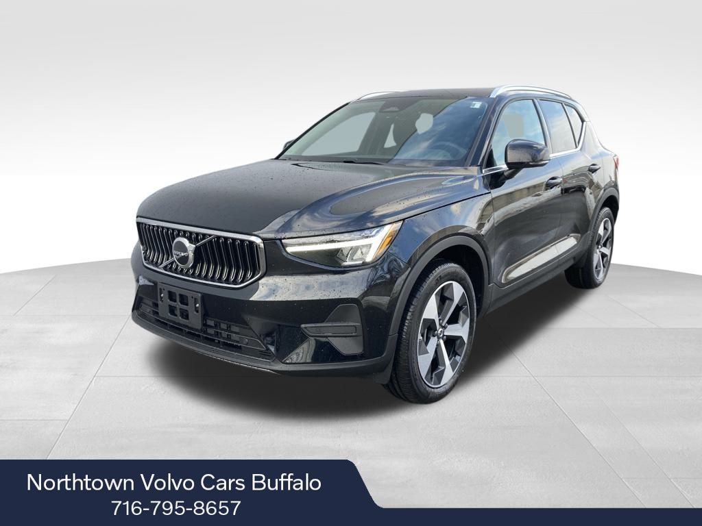 2025 Volvo XC40 Core's photo