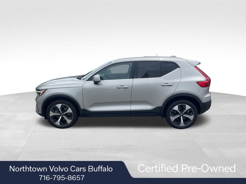 2025 Volvo XC40 Core photo 2
